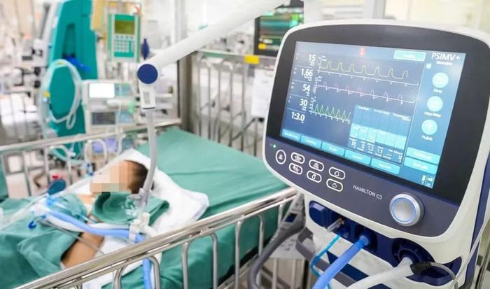Một bệnh nhi điều trị tích cực do cúm A tại Bệnh viện Nhi Trung ương. Ảnh: Bệnh viện Nhi Trung ương.