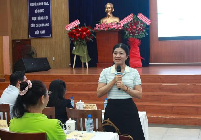 Bà Phạm Thị Bé Hiền, Trưởng Phòng Giáo dục Phổ thông (Sở GD&ĐT TPHCM), nguyên Hiệu trưởng Trường THPT chuyên Lê Hồng Phong chia sẻ tại sự kiện.