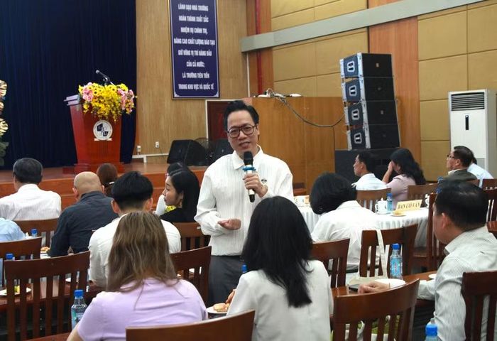 Cựu học sinh Trường THPT chuyên Lê Hồng Phong chia sẻ tại sự kiện.
