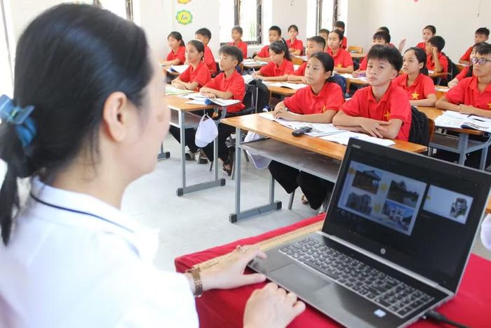 Giáo viên chủ động học hỏi, tìm tòi và đổi mới cách dạy, đáp ứng yêu cầu đổi mới giáo dục.