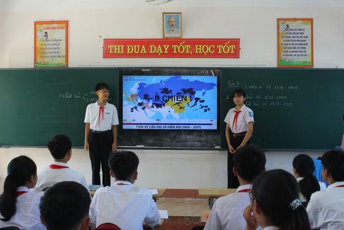 Học sinh Trường TH&THCS Kỳ Văn hào hứng thuyết trình trong giờ Lịch sử Địa lí.