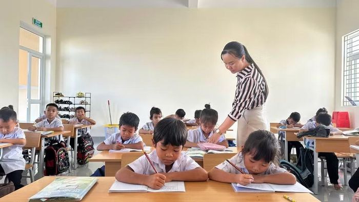 Cô Nguyễn Thị Phương Thảo tận tình với các em học sinh. (Ảnh: T.H)