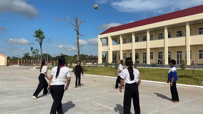 Các học sinh chơi thể thao sau giờ học. (Ảnh: T.H)
