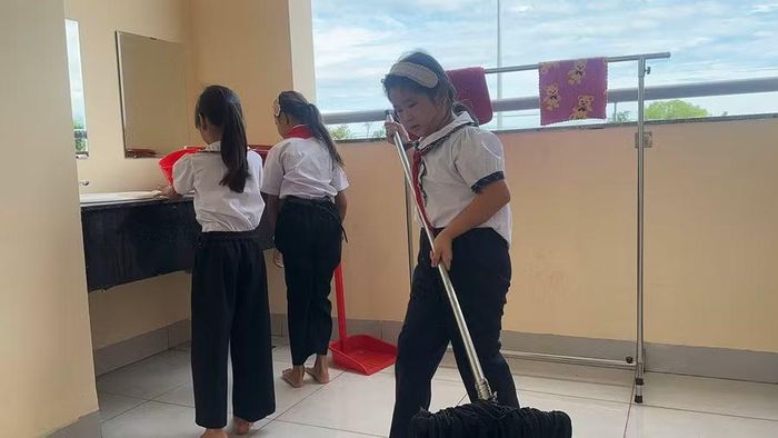 Các học sinh được hướng dẫn giữ gìn vệ sinh chung. (Ảnh:T.H)