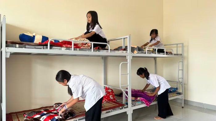 Các học sinh gấp gọn chăn gối sau giờ nghỉ trưa. (Ảnh: T.H)