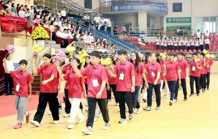 Các đoàn vận động viên tham gia diễu hành (Ảnh: Ngọc Kiên - phutho.gov.vn).