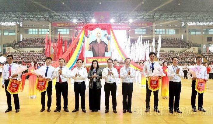 Ông Bùi Huy Vĩnh - Phó Bí thư Tỉnh ủy Phú Thọ và các đại biểu tặng hoa, cờ lưu niệm cho các đoàn vận động viên Ảnh: Ngọc Kiên - phutho.gov.vn).