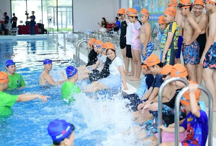 Sau phần hướng dẫn, học viên được thực hành trực tiếp tại bể bơi theo độ tuổi và khả năng bơi. (ảnh: Mai Tùng)
