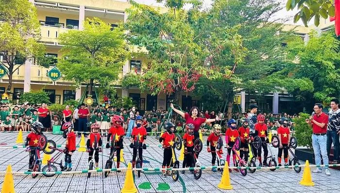 Trường Tiểu học Phan Đăng Lưu cơ sở Lê Đình Chinh tổ chức nội dung đua xe thăng bằng trong Hội khỏe Phù Đổng cấp trường. Ảnh: NTCC