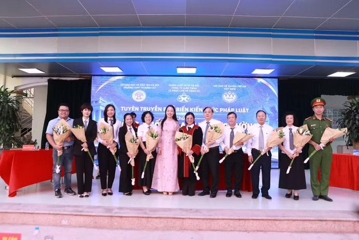 Các đại biểu chụp ảnh cuối chương trình.