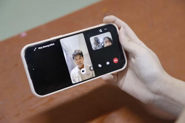Nguyễn Huy Quang Minh gọi điện trò chuyện cùng bạn bè trong lớp 12 Sinh (Trường THPT chuyên Thái Bình) trước trận chung kết Đường lên đỉnh Olympia năm thứ 26. Ảnh: Đinh Chiến