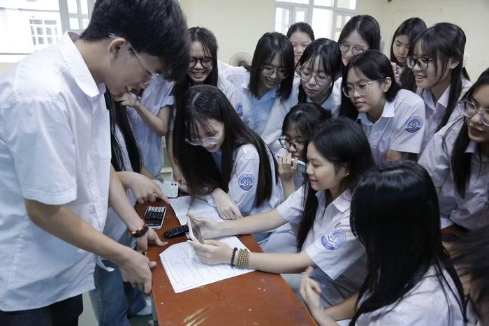 Tập thể lớp 12 Sinh, Trường THPT chuyên Thái Bình tiếp thêm động lực cho Nguyễn Huy Quang Minh trước thềm chung kết Đường lên đỉnh Olympia năm thứ 26. Ảnh: Đinh Chiến.