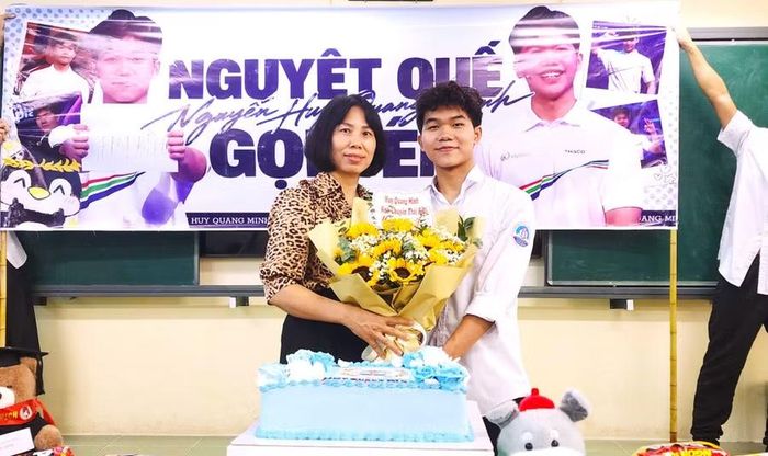 Bà Nguyễn Thị Hiền, quyền Hiệu trưởng Trường THPT chuyên Thái Bình chúc mừng và động viên Nguyễn Huy Quang Minh trước trận chung kết. Ảnh: NTCC