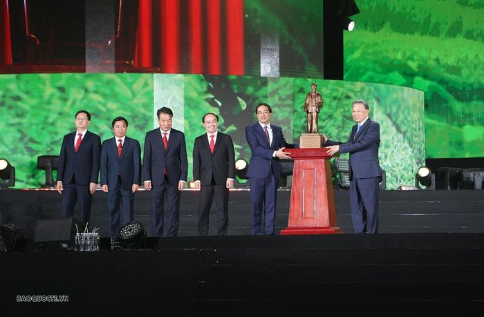 Tổng Bí thư, Chủ tịch nước Tô Lâm trao tặng Đảng bộ, chính quyền và Nhân dân tỉnh Thái Nguyên bức tượng Chủ tịch Hồ Chí Minh. (Ảnh: Thành Long)