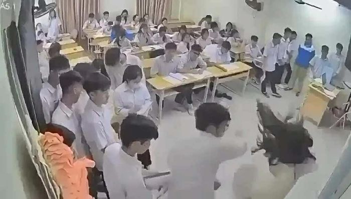 Hình ảnh chụp từ màn hình camera ghi lại sự việc nam sinh tấn công cô giáo tại THPT Mạc Đĩnh Chi, Hà Nội.
