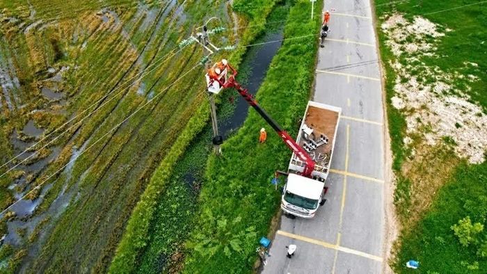 Diễn tập là dịp để rèn luyện cho đội ngũ công nhân tác phong làm việc chuyên nghiệp, thực hiện đúng quy trình kỹ thuật. (Nguồn: Điện lực Huế)