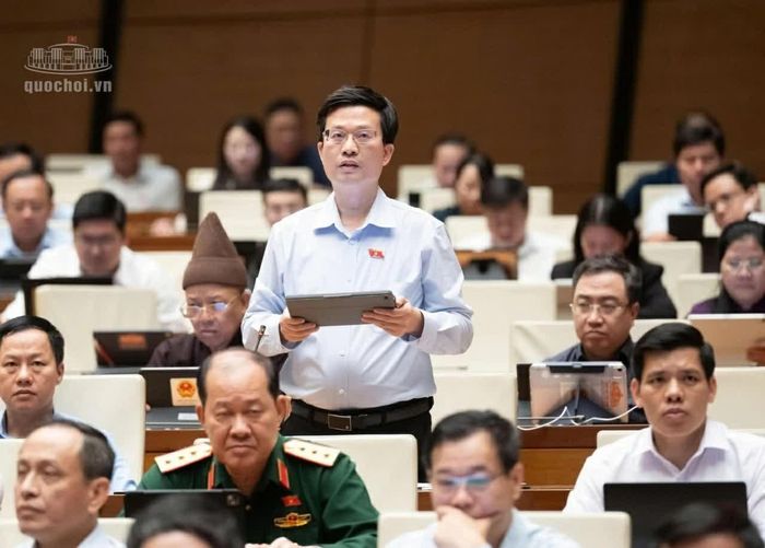 Đại biểu Đỗ Chí Nghĩa, đoàn ĐBQH tỉnh Đắk Lắk phát biểu.