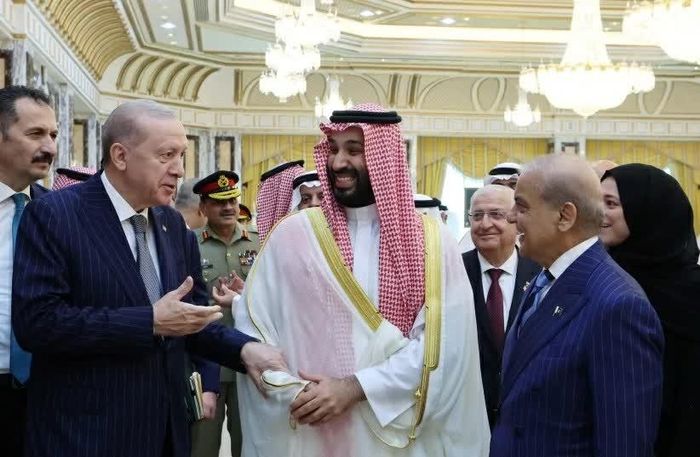 Tổng thống Thổ Nhĩ Kỳ Recep Tayyip Erdogan, Thái tử Saudi Arabia Mohammed bin Salman và Thủ tướng Pakistan Shehbaz Sharif trò chuyện sau khi ký kết thỏa thuận quốc phòng chung tại Mecca, Saudi Arabia, ngày 7/8. (Nguồn: Getty Images)