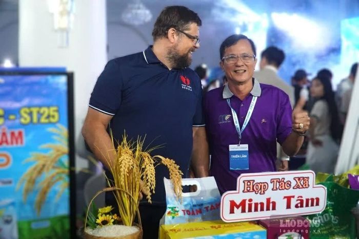 Khách nước ngoài tham quan gian hàng khởi nghiệp tương đối thành công từ cây lúa Cà Mau. (Ảnh: Nhật Hồ)