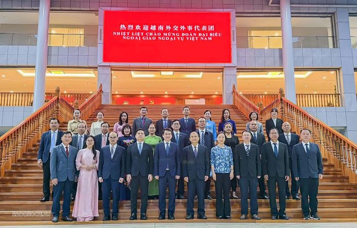 Thứ trưởng Ngoại giao Lê Anh Tuấn dẫn đầu đoàn lãnh đạo cơ quan ngoại vụ và Sở Văn hóa, Thể thao và Du lịch 7 địa phương của Việt Nam-Vân Nam (Trung Quốc) từ ngày 25-30/10/2026. (Ảnh: TLSQVN tại Côn Minh)