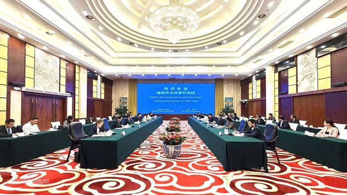Thứ trưởng Ngoại giao Lê Anh Tuấn và đoàn công tác làm việc với Phó Thị trưởng thành phố Phổ Nhĩ Từ Hồng Bân, trao đổi về tiềm năng và định hướng hợp tác trên các lĩnh vực kinh tế, thương mại, văn hóa và du lịch. (Nguồn: TLSQ Việt Nam tại Côn Minh)