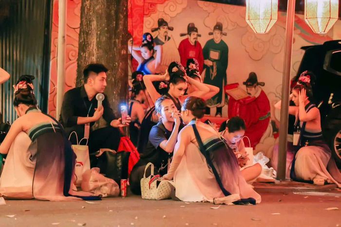 Vũ Minh Anh trang điểm cho học sinh Trung Quốc trước giờ buổi biểu diễn vào tháng 9/2026, trong khuôn khổ Liên hoan Văn hóa thế giới lần thứ hai tại Hà Nội. (Ảnh: NVCC)