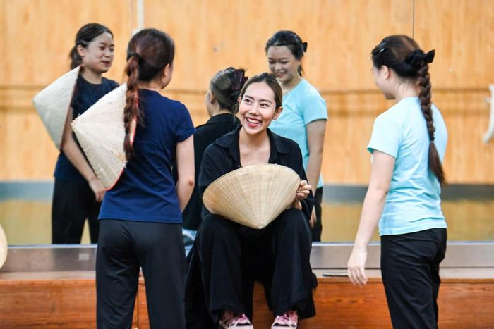 Vũ Minh Anh trong một giờ giảng dạy tại Học viện Nghệ thuật Quảng Tây. (Ảnh NVCC)