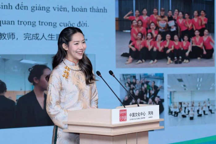Vũ Minh Anh phát biểu tại chương trình Gặp gỡ, giao lưu truyền thông trẻ Việt Nam - Trung Quốc với chủ đề “Đối thoại về kỷ nguyên mới”, tháng 9/2026. (Ảnh: NVCC)