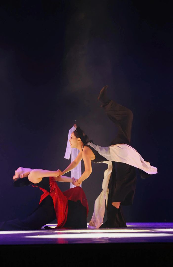 Nghệ sĩ múa Vũ Minh Anh biểu diễn tác phẩm “Đào Nương họ Nguyễn”, lấy cảm hứng từ nghệ thuật ca trù Việt Nam, tại thành phố Trường Xuân (Trung Quốc), tháng 4/2025. (Ảnh: NVCC)