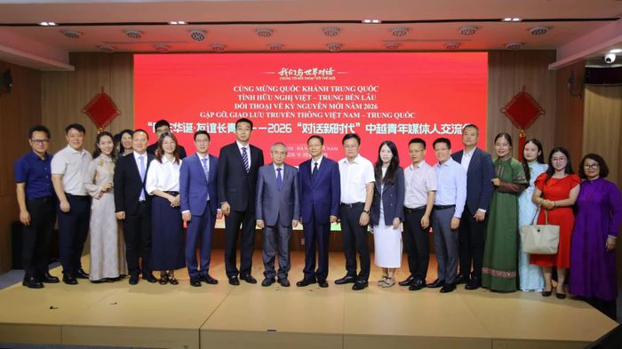 Vũ Minh Anh chụp ảnh cùng các đại biểu tại chương trình Gặp gỡ, giao lưu truyền thông trẻ Việt Nam - Trung Quốc, tháng 9/2026. (Ảnh: Trung Anh)