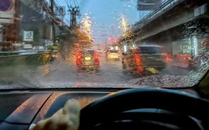 Không nên liên tục bật cần gạt nếu cơ cấu có dấu hiệu bị kẹt hoặc mô-tơ phải hoạt động khó khăn. Vật cản cơ học có thể làm tăng tải lên mô-tơ và khiến tình trạng trở nên nghiêm trọng hơn. (Nguồn: Báo Thái Nguyên)