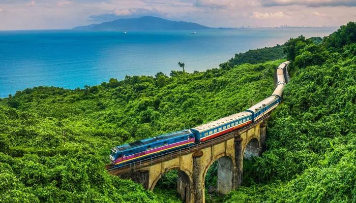 Tuyến đường sắt Hà Nội - TP.HCM (1.726km) nhiều năm liền được các tạp chí quốc tế bình chọn là tuyến đường đáng trải nghiệm nhất thế giới. Ảnh: VNR.