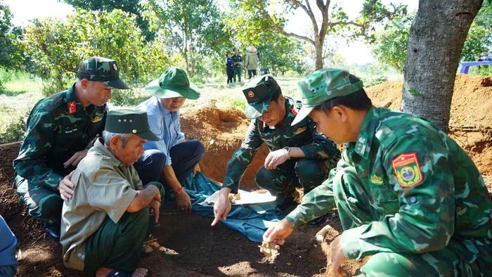 Trong suốt quá trình tìm kiếm, già làng Siu Pích luôn có mặt tại hiện trường sẵn sàng hỗ trợ bộ đội. Ảnh N.T