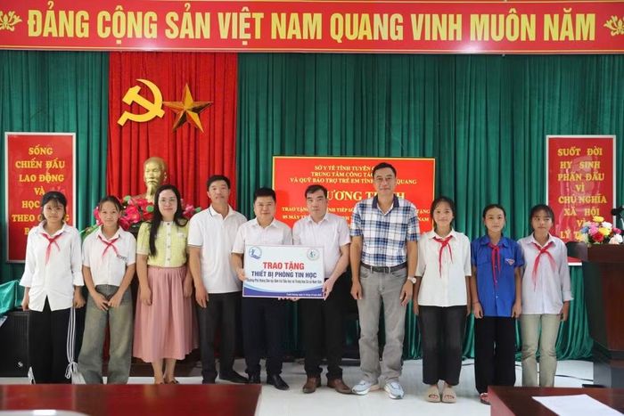 Trao tặng máy tính và thiết bị hỗ trợ giáo dục cho Trường Phổ thông dân tộc bán trú THCS Nậm Khoà. Ảnh: Trung tâm Công tác xã hội và Quỹ Bảo trợ trẻ em tỉnh Tuyên Quang