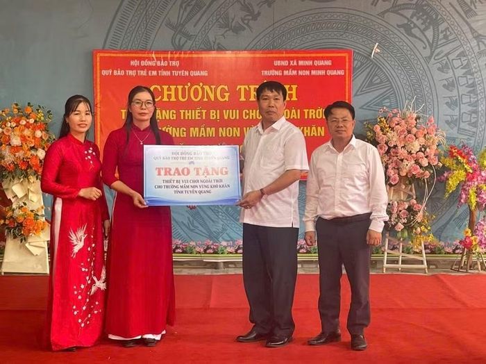 Trao tặng thiết bị vui chơi ngoài trời cho Trường Mầm non Minh Quang. Ảnh: Trung tâm Công tác xã hội và Quỹ Bảo trợ trẻ em tỉnh Tuyên Quang