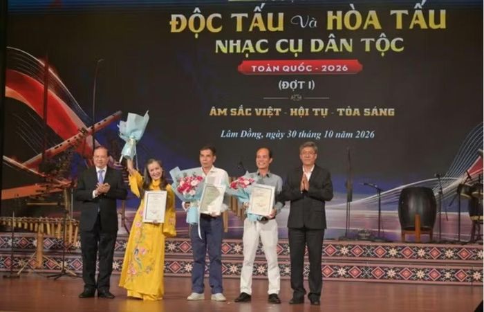 Ban Tổ chức trao giải Nhất nội dung thi Hòa tấu. Ảnh: Minh Vân