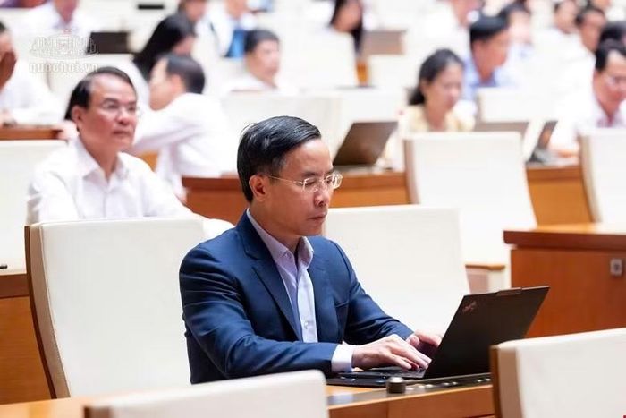 Thống đốc Ngân hàng Nhà nước Phạm Đức Ấn ghi chép ý kiến các đại biểu nêu. Ảnh: QH