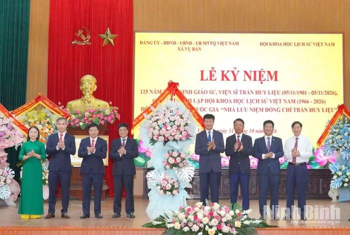 Bí thư Tỉnh ủy Ninh Bình Trần Huy Tuấn và các đồng chí lãnh đạo tỉnh tặng hoa chúc mừng xã Vụ Bản. Ảnh: Báo Ninh Bình