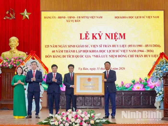 Phó Chủ tịch Thường trực UBND tỉnh Trần Song Tùng trao Bằng xếp hạng Di tích quốc gia Nhà lưu niệm Trần Huy Liệu cho Đảng bộ, Chính quyền và Nhân dân xã Vụ Bản. Ảnh: Báo Ninh Bình