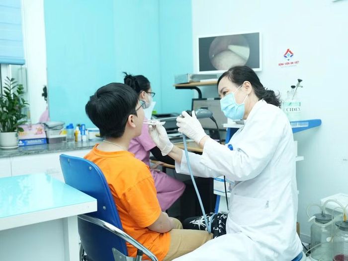 Bác sĩ An khuyến cáo, cha mẹ không nên chủ quan khi trẻ có biểu hiện ho, chảy nước mũi, sốt. Đặc biệt, nếu trẻ khó thở, bú kém, tím tái hoặc có dấu hiệu bất thường nghiêm trọng, cần đưa trẻ đến cơ sở y tế ngay để được cấp cứu và điều trị. Ảnh: Văn Hải