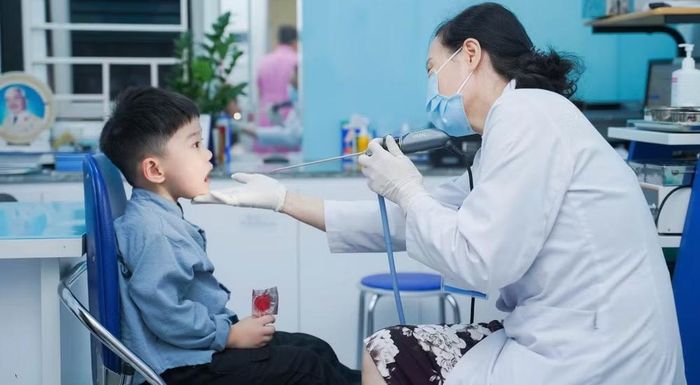 Trẻ nhỏ là nhóm dễ bị ảnh hưởng, bệnh có thể tái diễn nhiều lần, nhất là trong giai đoạn chuyển từ mùa thu sang mùa đông. Ảnh: Văn Hải