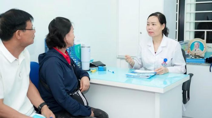 Bên cạnh đó, cần bảo đảm chế độ dinh dưỡng cân đối, ăn uống điều độ và duy trì vận động phù hợp để nâng cao sức khỏe. Ảnh: Văn Hải
