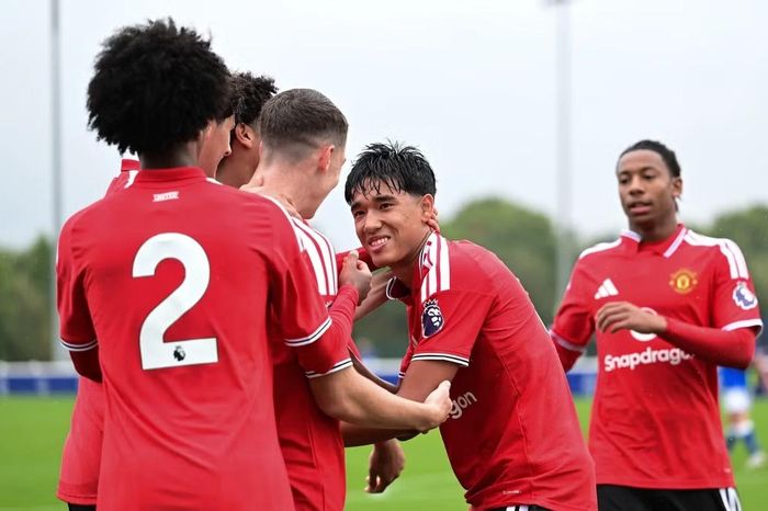 Jariyah Shah trong màu áo U18 MU
