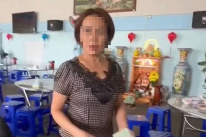 Sau khi nhóm khách phản ứng, phía quán cơm giảm giá nửa con gà xuống còn 250.000 đồng.