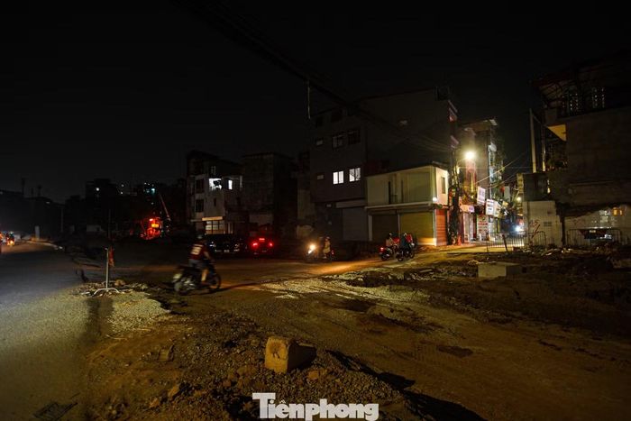 Chị Nhung thường xuyên đi qua nút giao với phố Khương Trung cho biết phải di chuyển chậm vì lo sụt bánh xuống ổ gà, ổ voi.