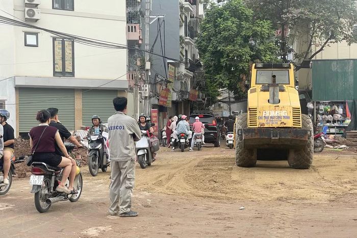  Anh Độ (phường Thanh Xuân), thường xuyên đi làm qua phố Quan Nhân cho biết bản thân cảm thấy lo ngại khi phải đi qua khu vực công trường với nhiều ổ gà, đường đất lồi lõm. 