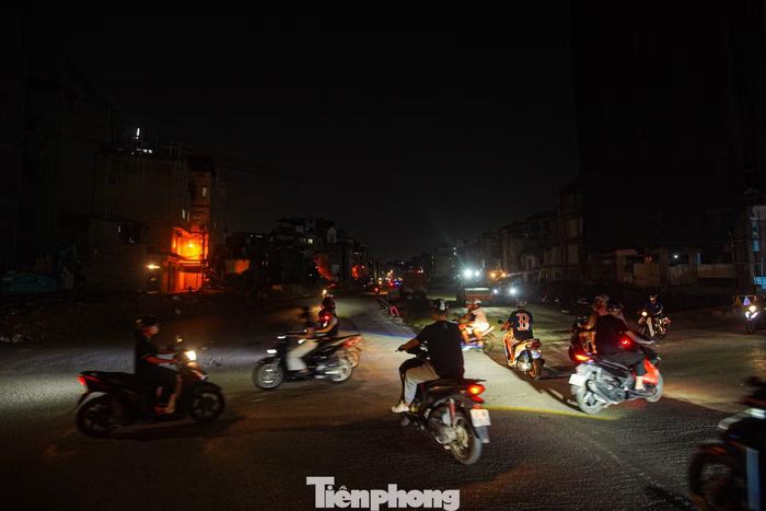 Việc đưa các đoạn Vành đai 2,5 vào khai thác góp phần mở thêm hướng lưu thông, giảm áp lực cho mạng lưới giao thông khu vực. Tuy nhiên, thực tế tại nhiều vị trí cho thấy cần sớm hoàn thiện hệ thống chiếu sáng, đèn tín hiệu, biển cảnh báo và tổ chức phân luồng phù hợp, đặc biệt tại những khu vực vừa thi công vừa cho phương tiện qua lại.