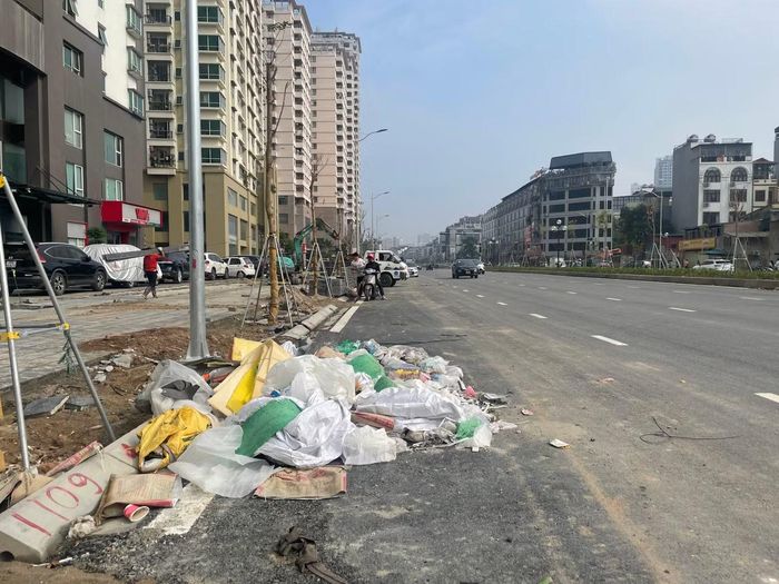 Lòng đường 2,5 đoạn Cầu Giấy - Thành Thái mới thông xe hôm 10/10 đã phát sinh nhiều bãi rác thải sinh hoạt.