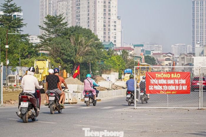  Dù đã có biển cảnh báo công trường đang thi công, nhiều người dân vẫn lưu thông qua khu vực có các hạng mục xây dựng chưa hoàn thiện. 