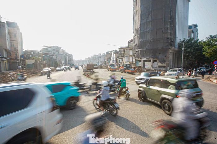 Tại nút giao Vành đai 2,5 với phố Vũ Tông Phan, các dòng phương tiện giao cắt trong khi hệ thống đèn tín hiệu và biển chỉ dẫn chưa được lắp đặt đầy đủ, gây khó khăn cho người tham gia giao thông.